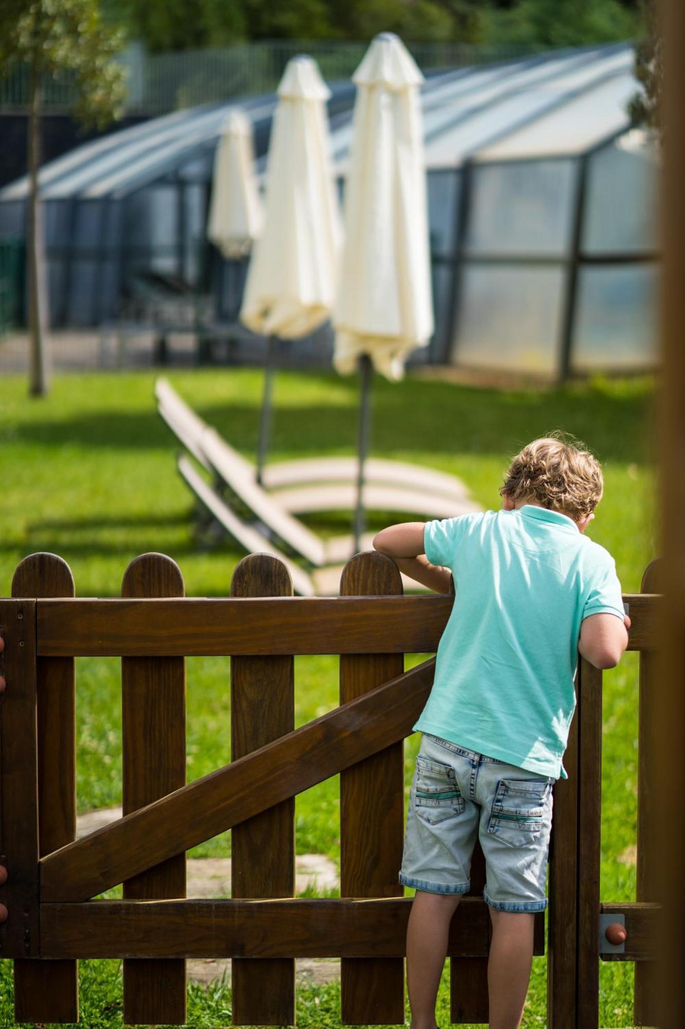 Monchique Resort & Spa Exterior photo A child looking through a fence