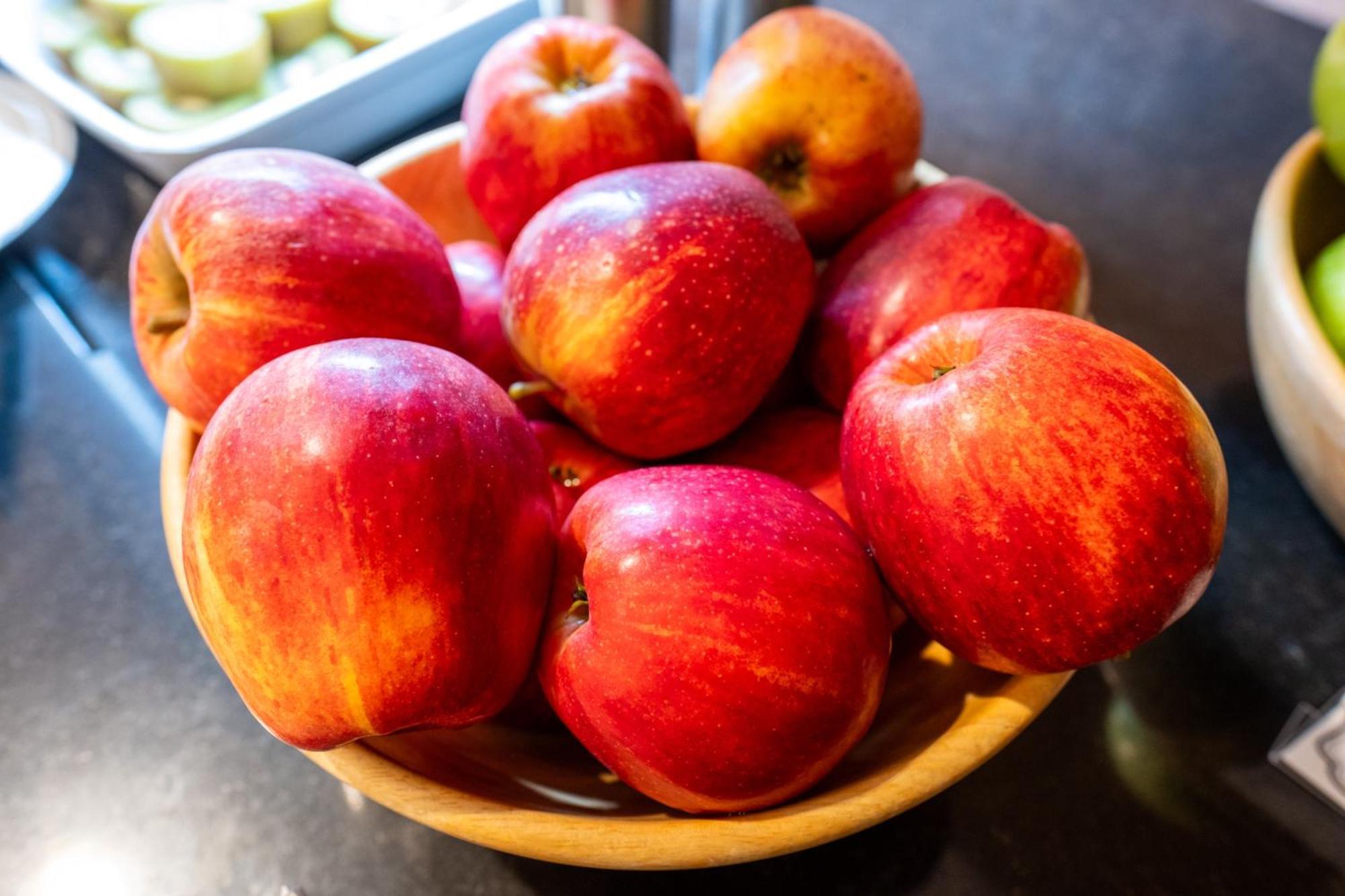 Monchique Resort & Spa Exterior photo Honeycrisp apples