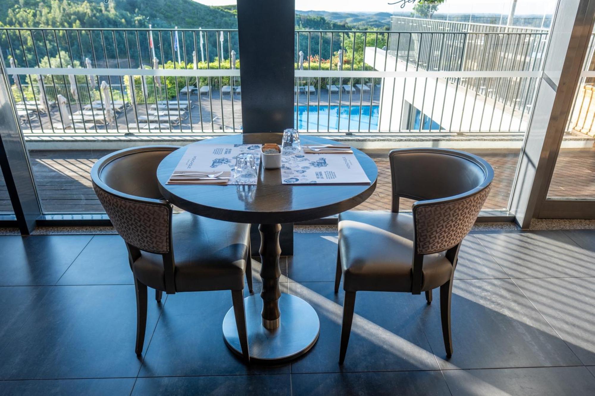 Monchique Resort & Spa Exterior photo A table and chairs